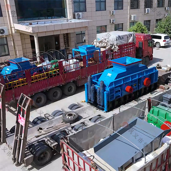 時產(chǎn)六十多噸左右的液壓對輥制砂機多少錢？