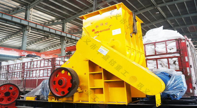 大型雙級錘式破碎機(jī)帶電機(jī)發(fā)貨
